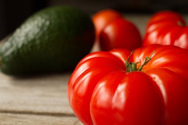 Avokado ve sarımsak ile dereotu domates. ahşap arka plan üzerinde