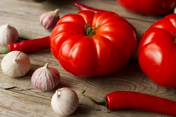 Tomate con aguacate y ajo con eneldo. sobre fondo de madera —  Fotos de Stock