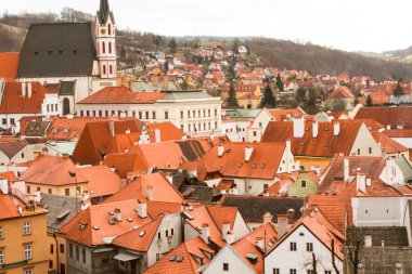 Eski şehir ve sokaklar kırmızı çatılar