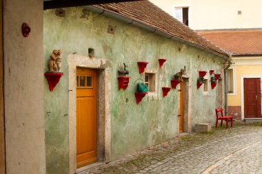 Eski şehir ve sokaklar kırmızı çatılar