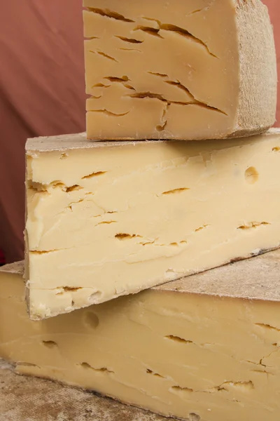 Жесткий сыр из Галанда в вино — стоковое фото