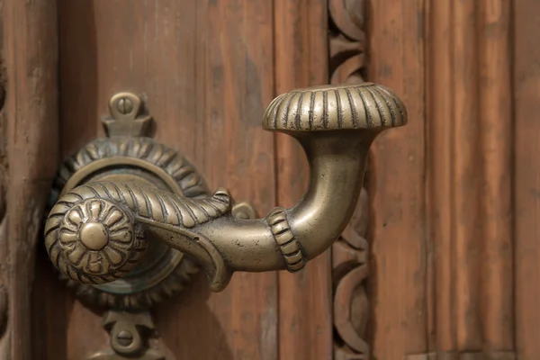 Door handle on the door of an old building — Stock Photo, Image