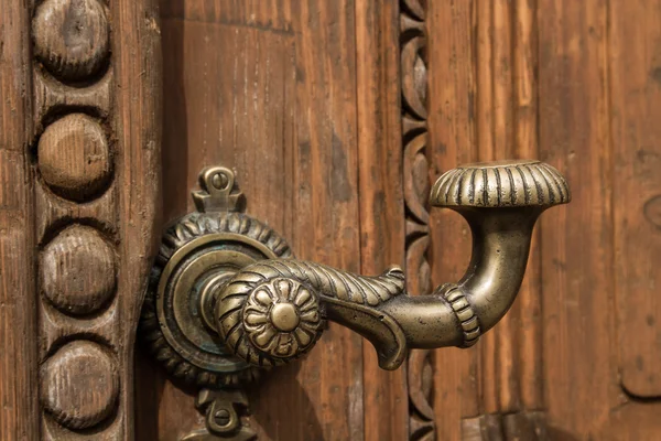 Door handle on the door of an old building — Stock Photo, Image