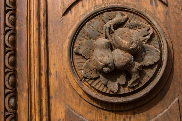 Sculpté à partir de fruits d'arbre et de baies sur la porte du bâtiment — Photo