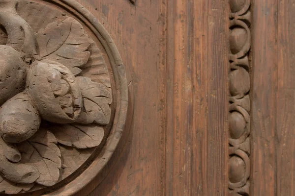 Carved from tree fruits and berries on the door of the building — Stock Photo, Image