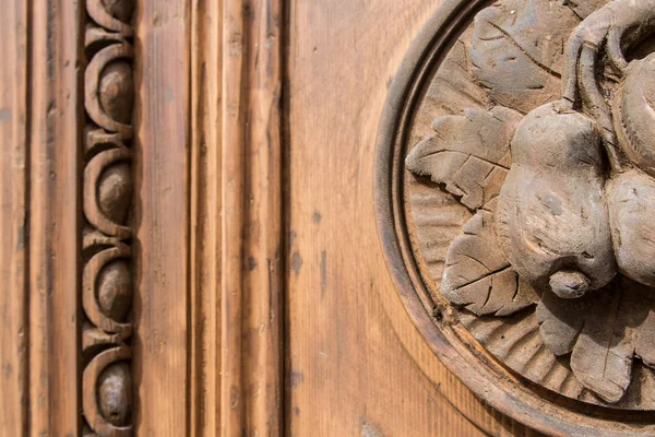 Carved from tree fruits and berries on the door of the building — Stock Photo, Image