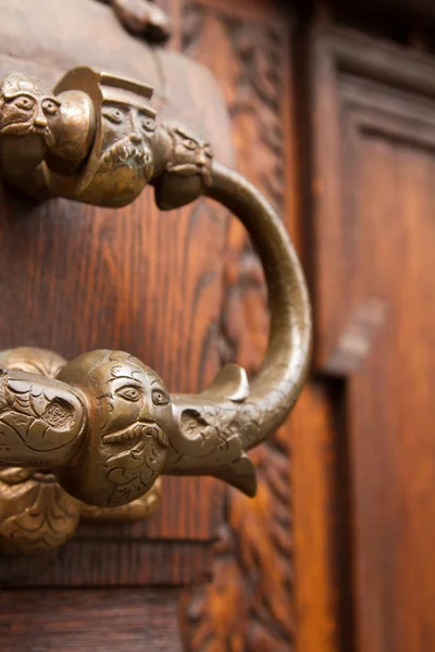 Door handle on the door of an old building — Stock Photo, Image