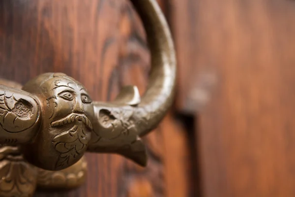 Door handle on the door of an old building — Stock Photo, Image