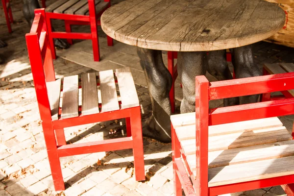 Chaises design rouges et une table en forme de pieds humains — Photo