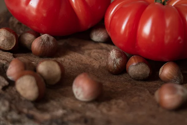 Ντομάτες με φουντούκια ξύλο υφή ως βάση — Φωτογραφία Αρχείου
