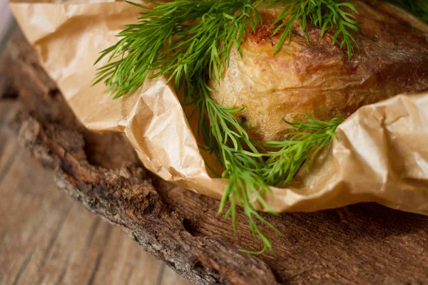 Pommes de terre au four sur le gril. enveloppé dans du papier sulfurisé — Photo