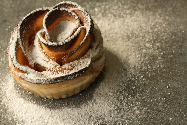 Bolo com maçãs, uma deliciosa sobremesa em um fundo cinza — Fotografia de Stock