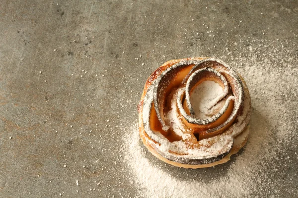 Bolo com maçãs, uma deliciosa sobremesa em um fundo cinza — Fotografia de Stock