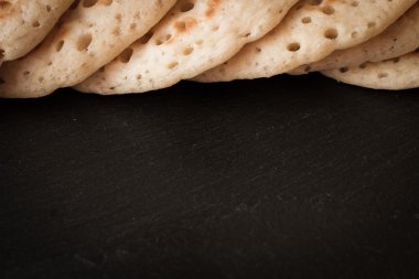 Krep gri bir arka plan üzerinde