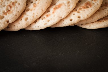 Krep gri bir arka plan üzerinde
