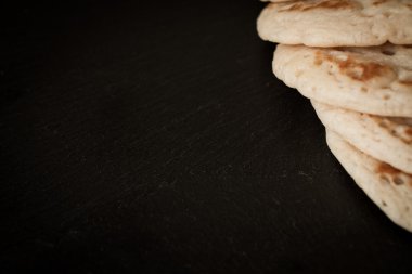 Krep gri bir arka plan üzerinde