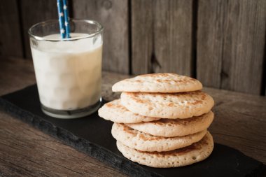 gri bir arka plan üzerine sütlü krep