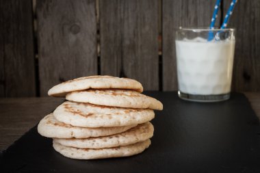 gri bir arka plan üzerine sütlü krep