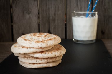 gri bir arka plan üzerine sütlü krep