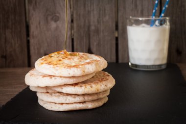 gri bir arka plan üzerine sütlü krep