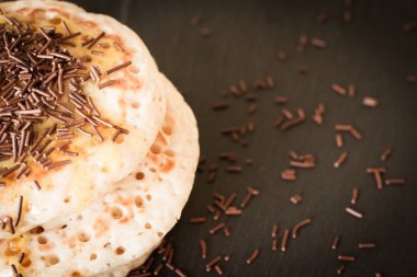 Bal ve akçaağaç şurubu ile Pancakes 