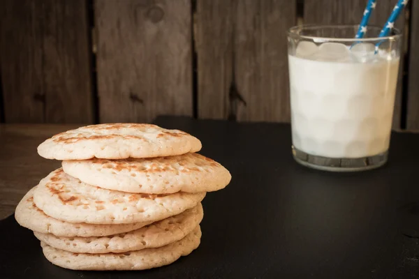 Tortitas con leche sobre un fondo gris — Foto de Stock