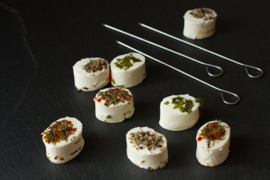 şiş ile yumuşak keçi peyniri 