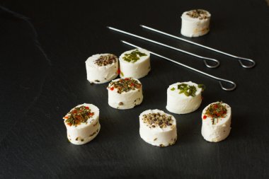 şiş ile yumuşak keçi peyniri 