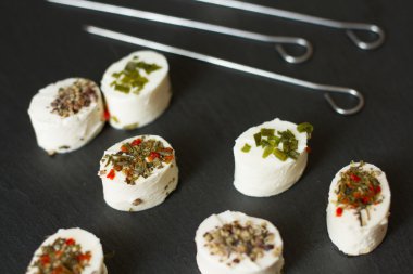 şiş ile yumuşak keçi peyniri 