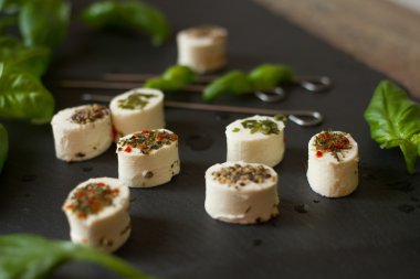 yumuşak keçi peyniri Fesleğenli 