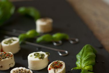 yumuşak keçi peyniri Fesleğenli 