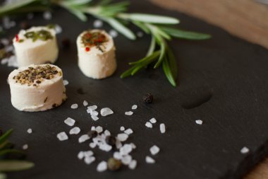 rosemary ile yumuşak keçi peyniri 