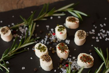 rosemary ile yumuşak keçi peyniri 