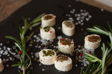 rosemary ile yumuşak keçi peyniri 