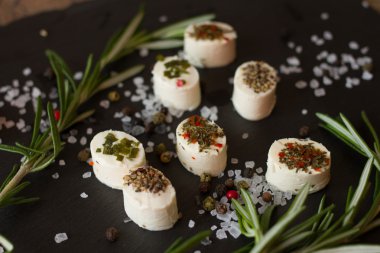 rosemary ile yumuşak keçi peyniri 