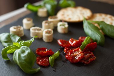 keçi peyniri, kurutulmuş domates ve fesleğen ile kraker