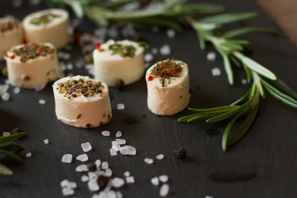 Fromage de chèvre à pâte molle au romarin — Photo