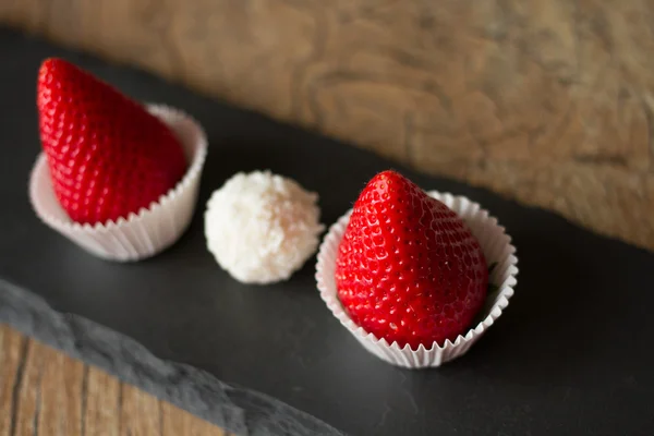 Red juicy strawberry in tins on a gray background — Stock Photo, Image