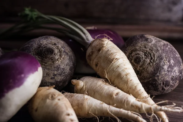 Wortelgroenten uit de tuin op een bruine achtergrond — Stockfoto