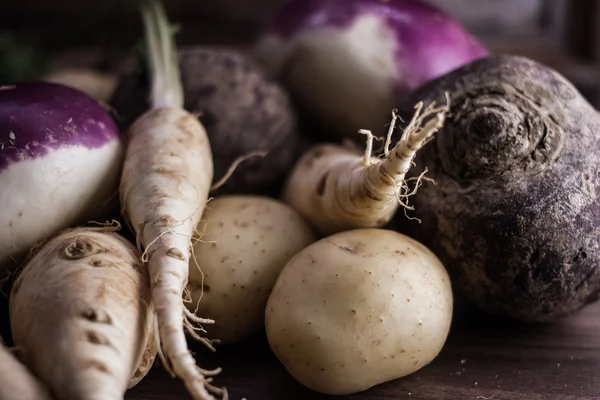 Hortalizas de raíz del jardín sobre un fondo marrón — Foto de Stock