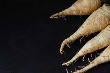 kahverengi bir arka plan üzerinde beyaz maydanoz