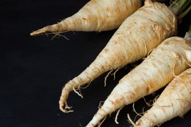 kahverengi bir arka plan üzerinde beyaz maydanoz