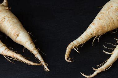 kahverengi bir arka plan üzerinde beyaz maydanoz