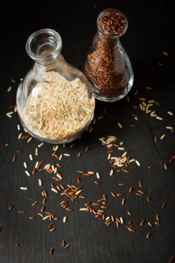 Beyaz ve kahverengi pirinç vazolar. 