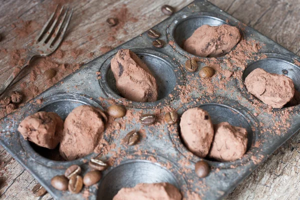 Trufas de chocolate en una forma inusual con cubiertos de metal — Foto de Stock