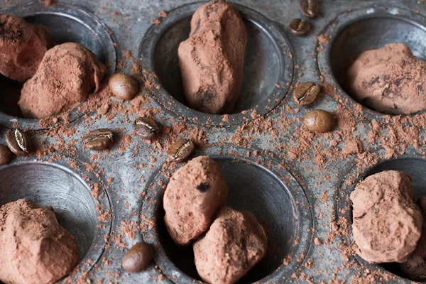 Čokoládové lanýže v neobvyklý tvar s kovové příbory — Stock fotografie