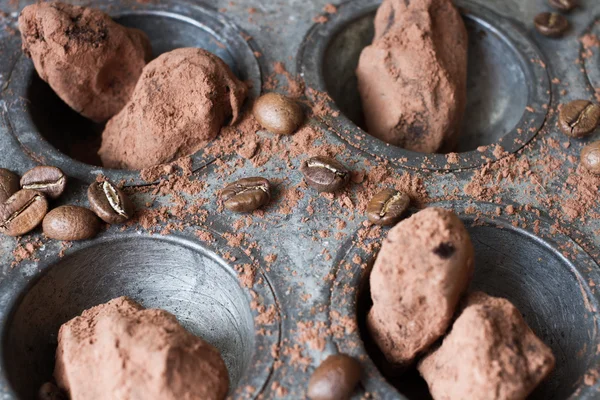 Metal çatal alışılmamış bir şekil içinde çikolata truffles — Stok fotoğraf