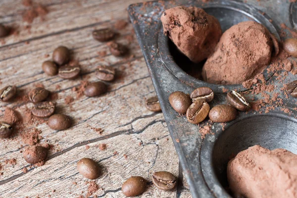 Trufas de chocolate en una forma inusual con cubiertos de metal —  Fotos de Stock