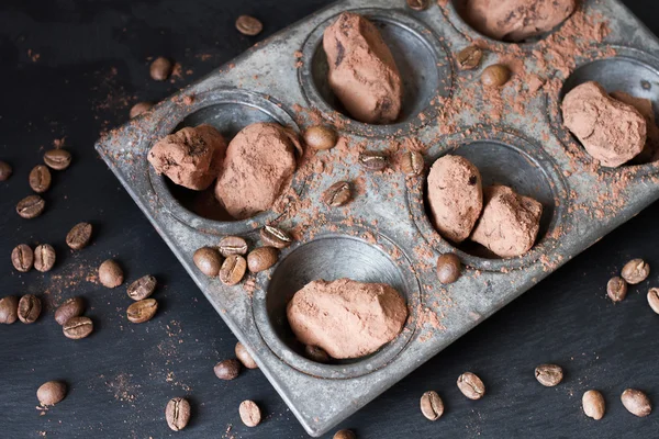 在金属餐具不寻常的形状的巧克力松露 — 图库照片