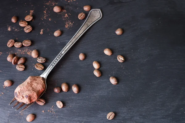 Metal çatal alışılmamış bir şekil içinde çikolata truffles — Stok fotoğraf